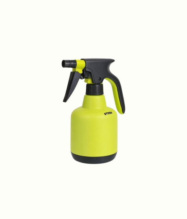 Manual pressure pump garden sprayer